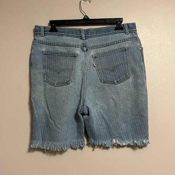 Woman’s Plus Striped Levi’s White Tag Stretchy Distressed Shorts Size 18 - Picture 6 of 12